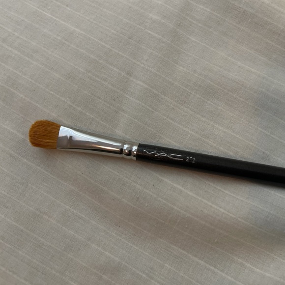 MAC 252 angled shadow brush - Picture 2 of 4